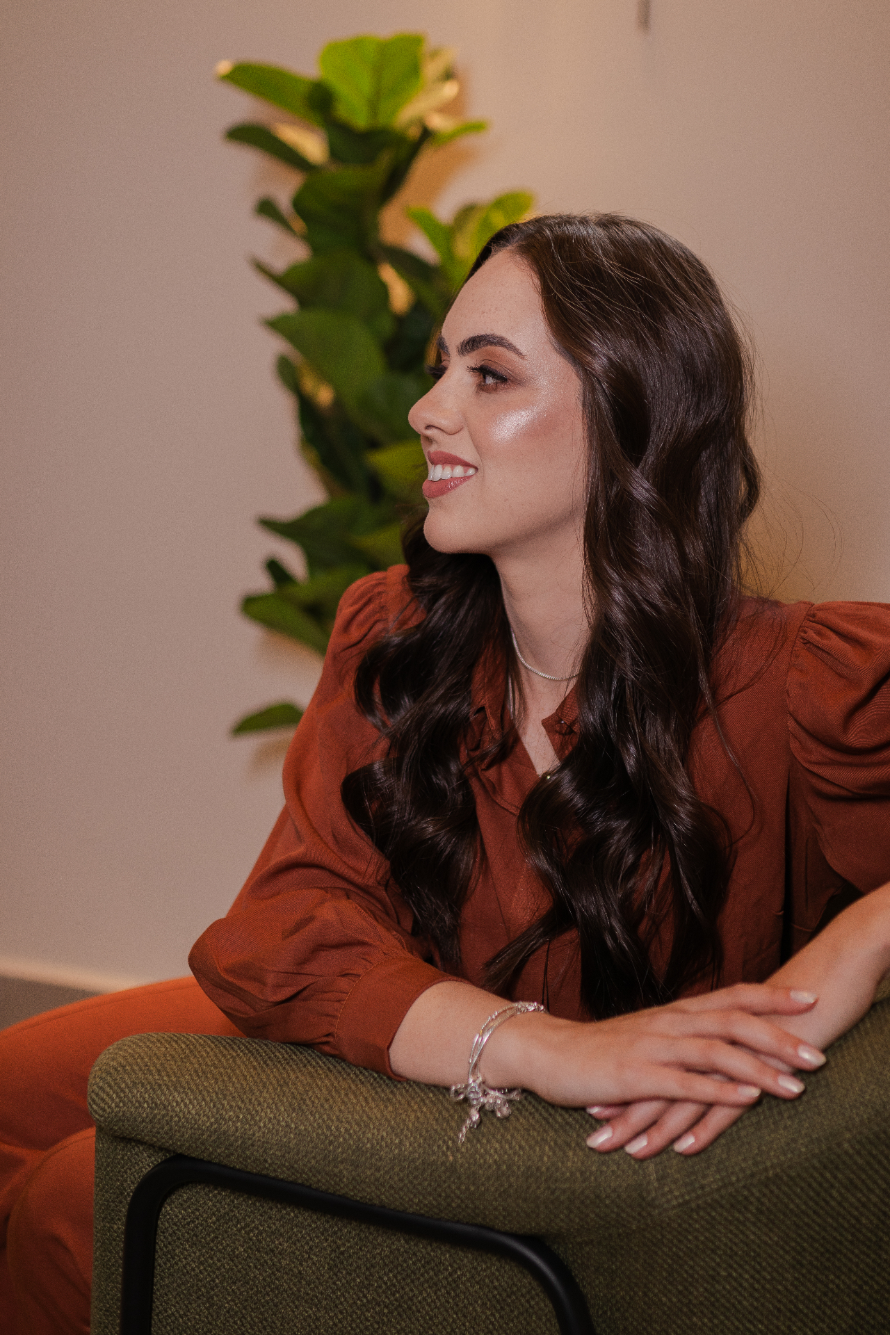 Nathália Trotta arquiteta em ambiente acolhedor do estúdio